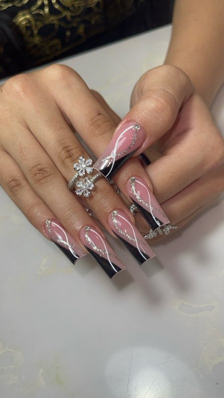 Modern Nails logo